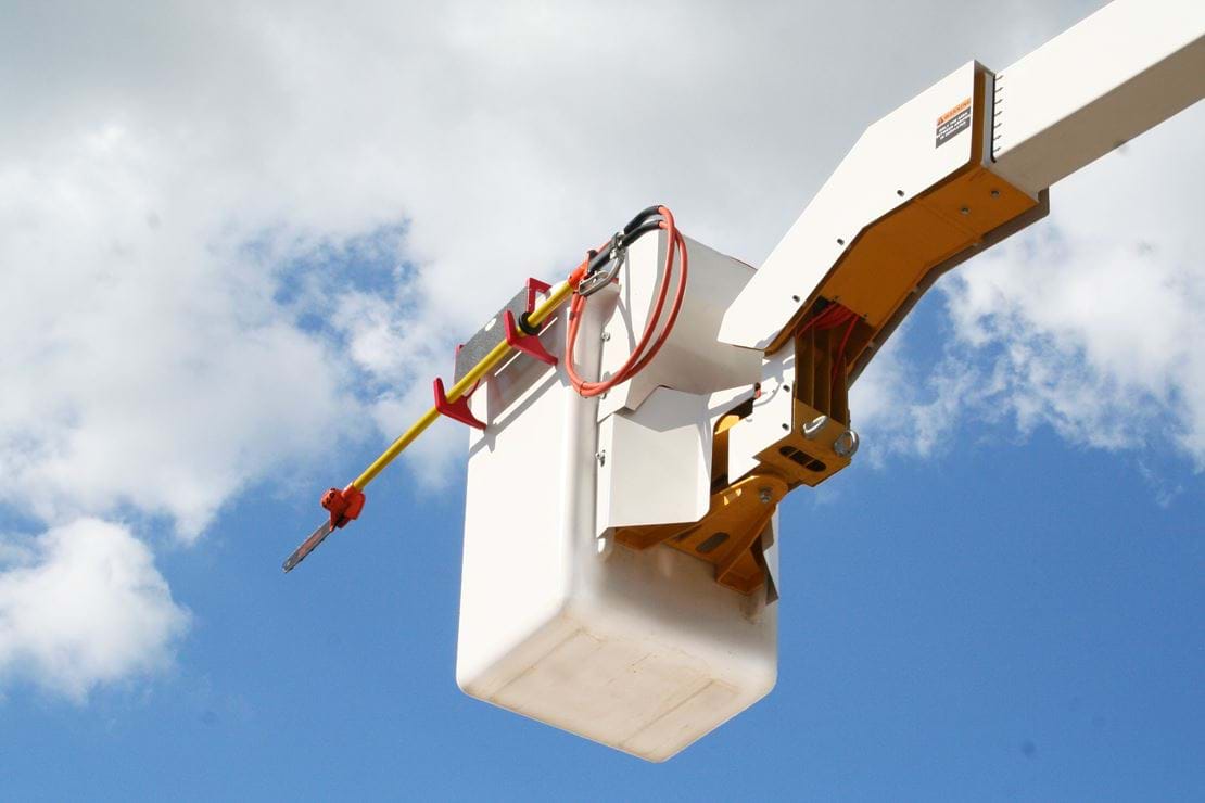 Insulated TrackedLift 2650iRX-46 Kv GMI Hydraulic Hookup For Saw