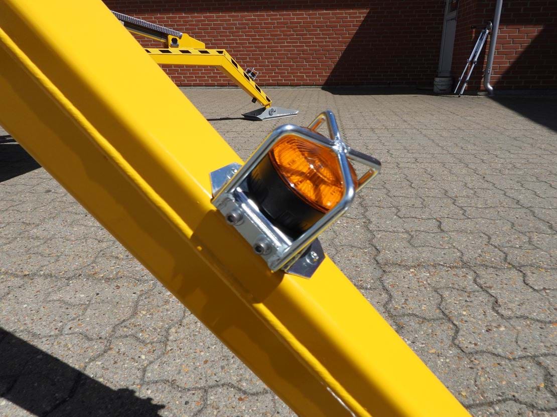 Flashing beacons on stabilizers.JPG